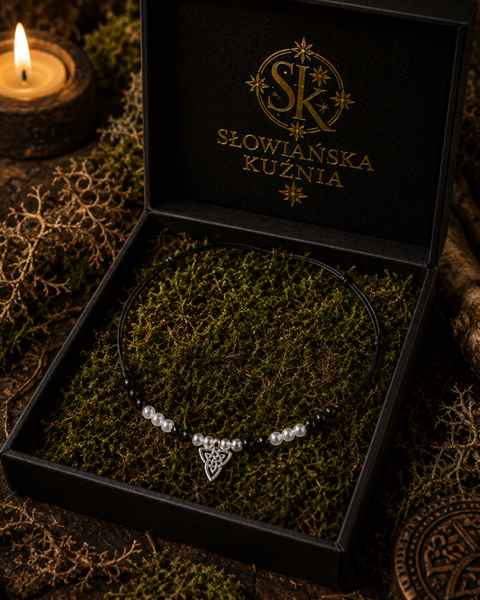 PIECZĘĆ BOGINI – NASZYJNIK Z WĘZŁEM CELTYCKIM (TRIQUETRA) I PERŁAMI
